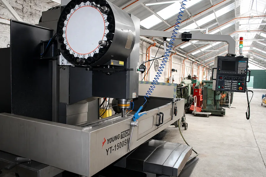 Centro de mecanizado CNC Young Tech en el taller de Integra Metal